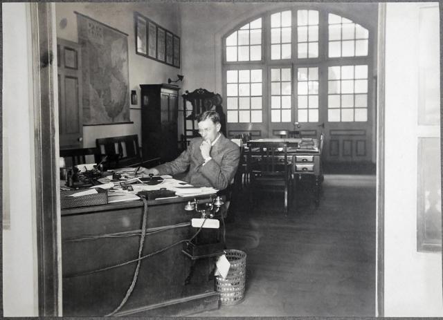 Holland-China Trading Company: portrait Van Andel, Hong Kong office, 1918