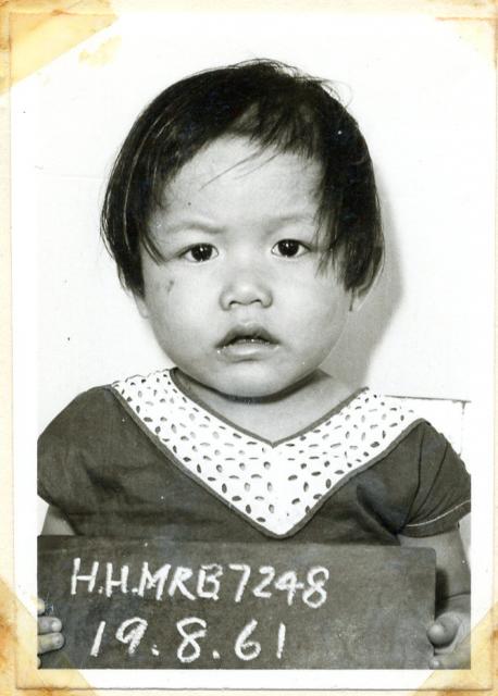1961 Kowloon City Pier - child abandoned is looking for her parents