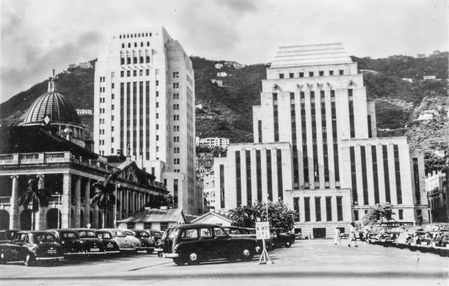Cars park in Statue Square, Hong Kong, in the 1950s. 
