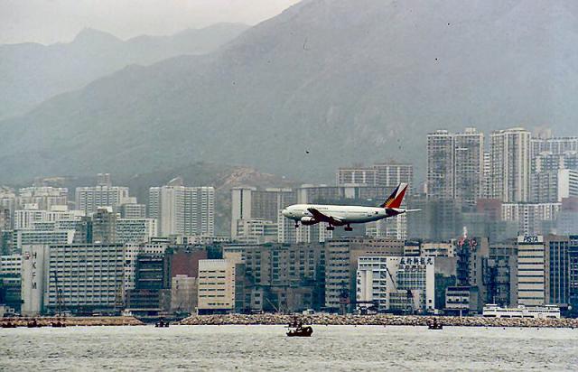 1990 - landing at Kai Tak airport