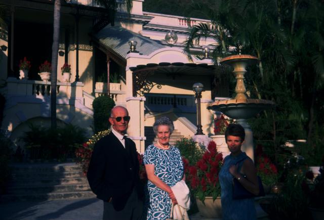 1968 11 HK Repulse Bay Hotel. Longstaffs w Judith
