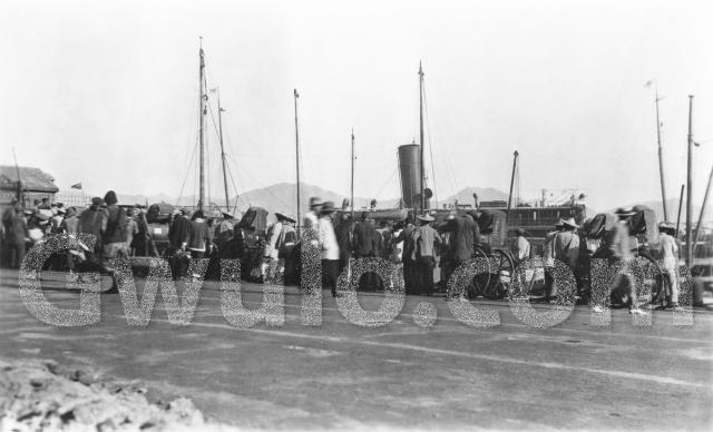 1920s At the harbour's edge