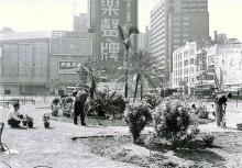 1965 Looking southwest from the rest garden at the intersection between Nathan Road and Gascoigne Road, Astor Cinema is seen on the left Hotel Fortuna is on the right 於彌敦道與加土居道交界休憩公園向西南看，左邊為普慶戲院，右邊可見富都大酒店，兩者之間為彌敦道