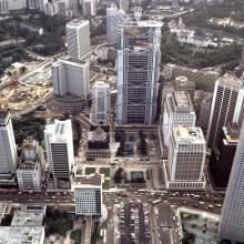 A bird's eye view of high rise development around Statue Square = 從高處俯瞰皇后像廣場一帶的發展1986