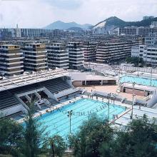 1975 Looking west to the Lei Cheng Uk Swimming Pools, Lei Cheng Uk Estate is in the background 向西看李鄭屋游泳池，李鄭屋村在其後方