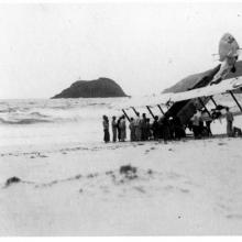 Hong Kong-RAF crash on beach-1935-003.jpg