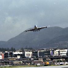 Landing jets at Kai Tak (2)