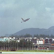 Landing jets at Kai Tak (1)