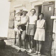 Freddie Neale, his wife and daughter with Pixie Smith on right 1