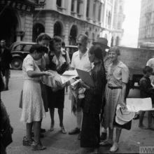 newspaper buyers 1945